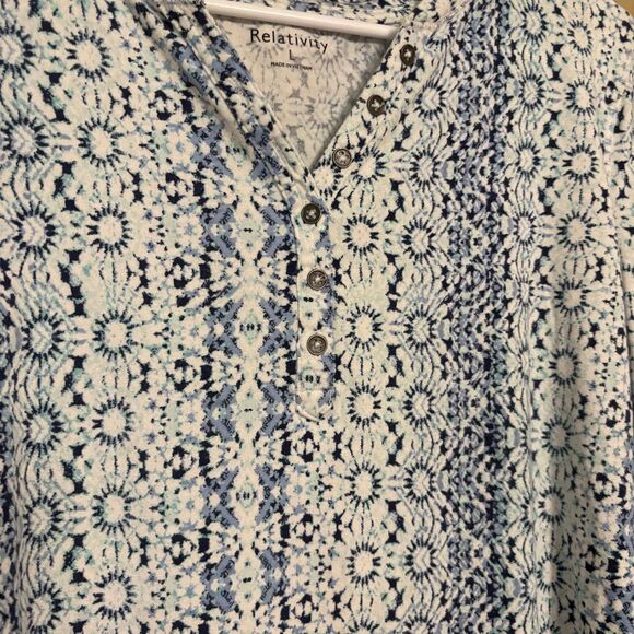 Relativity White Blue Geometric Pattern Long Sleeve V-Neck Shirt Buttons Large - Picture 3 of 8